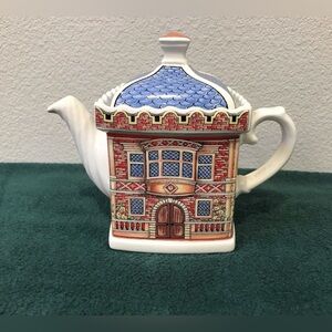 Sadler “Elizabethan House” Ceramic Teapot